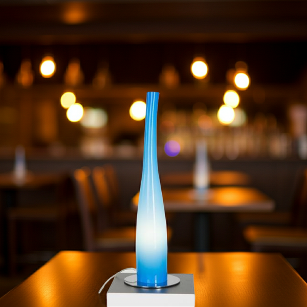 Stijlvolle tafellamp in blauw, uitgevoerd met een elegante blauw glazen kelk