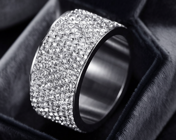 Elegante damesring rijk bezet met maar liefst 120 sprankelende zirkonia's