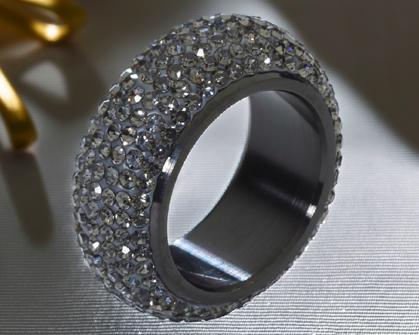 Elegante ring zilvergrijs roestvrij staal met 220 zirkonia's