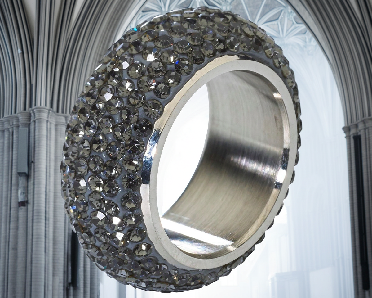 Elegante ring RVS en 120 zirkonia’s maat 18