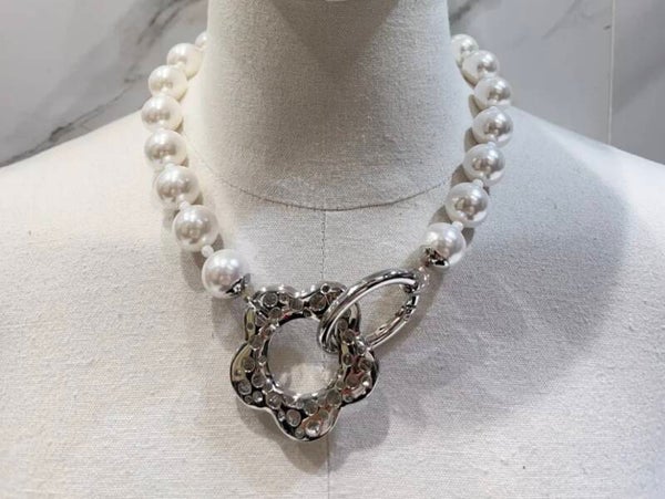 Ras de cou perles et fermoir fleur