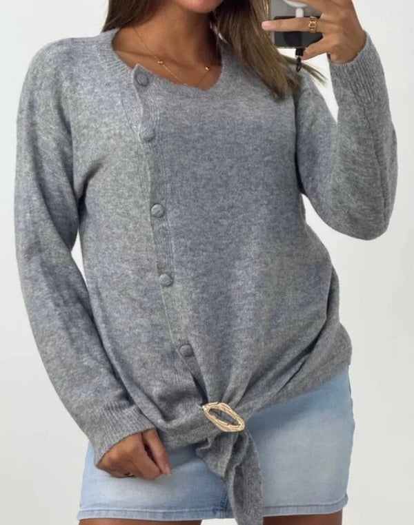 Pull boutons chic tout doux broche dorée