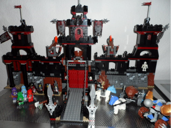 Lego 8877, Vladeks Dark Fortress, schwarze Burg