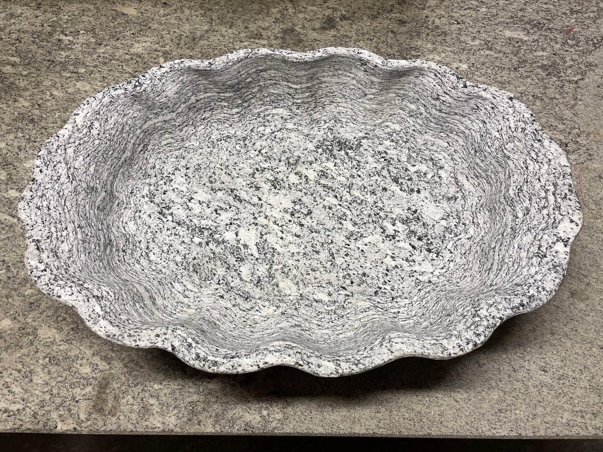 vaso in granito conchiglia