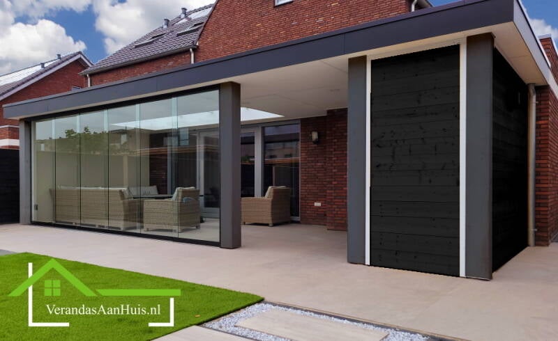 moderne zwarte veranda zwart