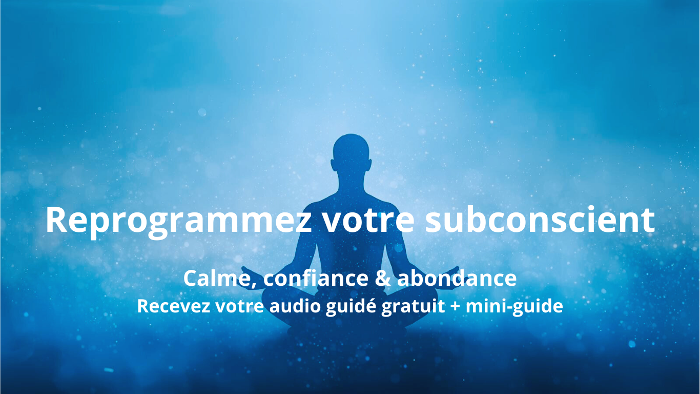 Silhouette en méditation entourée de lumière bleue représentant la reprogrammation du subconscient pour le calme, la confiance et l’abondance