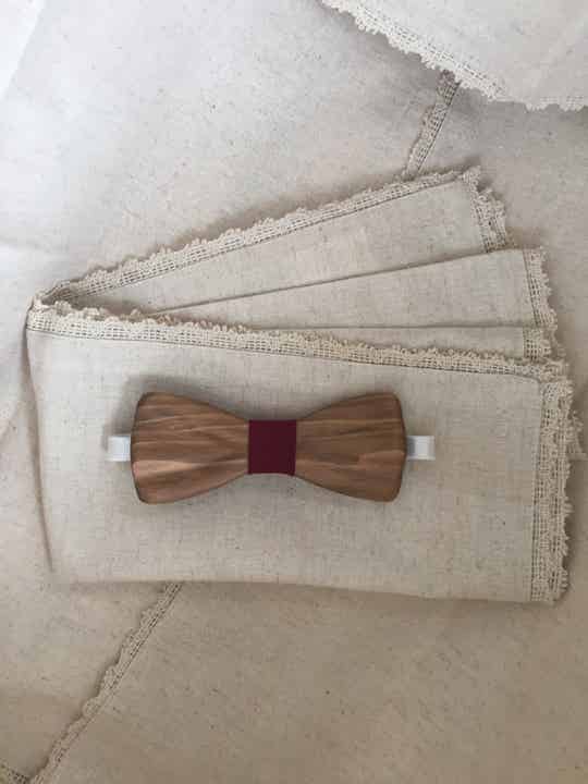 Noeud Papillon en Bois Sculpté