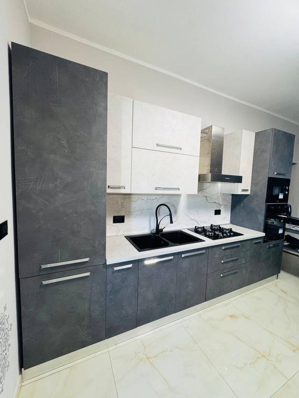 Cucina con parete attrezzata