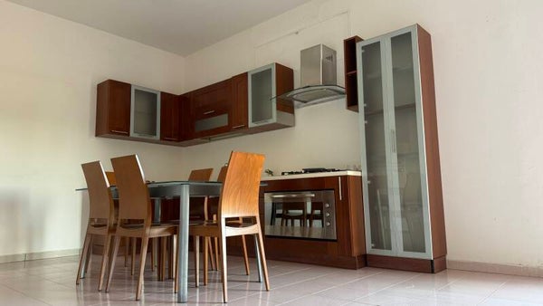 Cucina con ante in legno