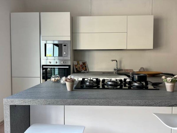 Cucina moderna con penisola