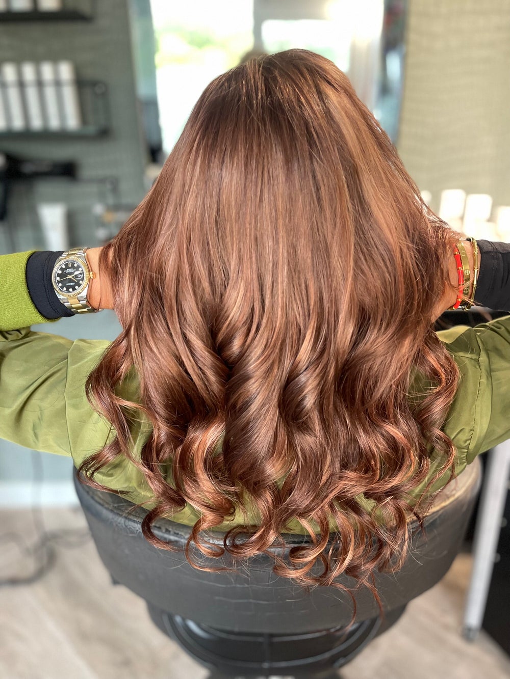 Koperbruin met losse krullen