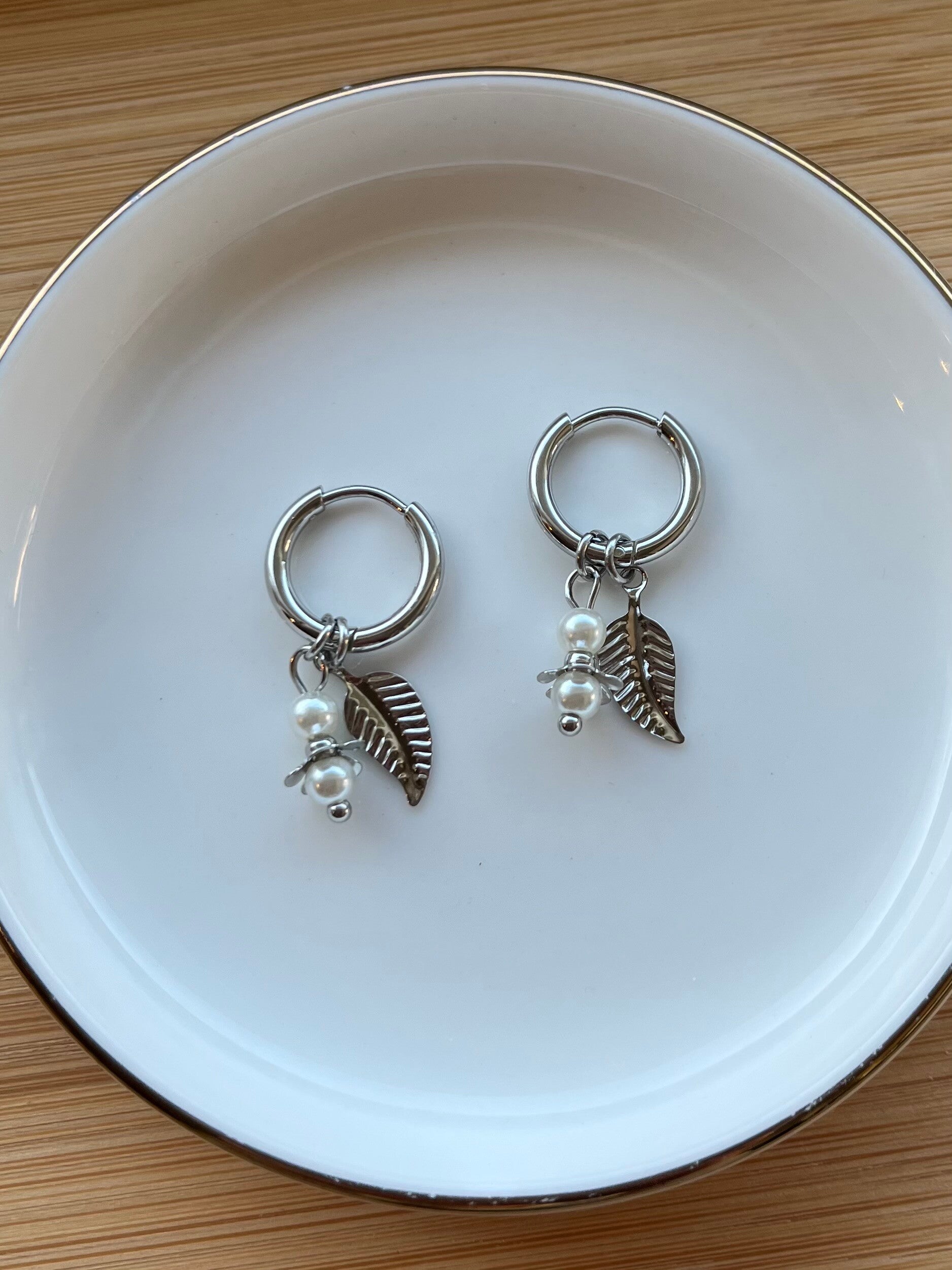 Oorbellen blad met pareltje