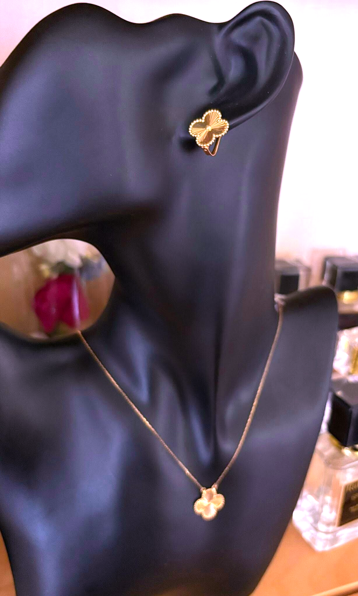 18K Saudi Gold Set of Earrings & Center Necklace