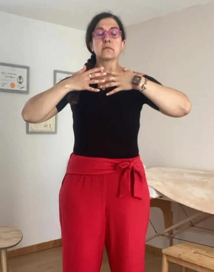 une femme qui fait un exercice de relaxation dynamique