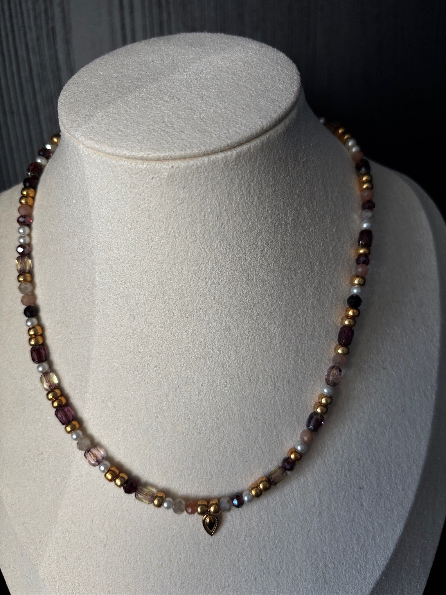 Ketting van fijne Czech glaskralen en Miyuki 18k verguld met klein bedeltje