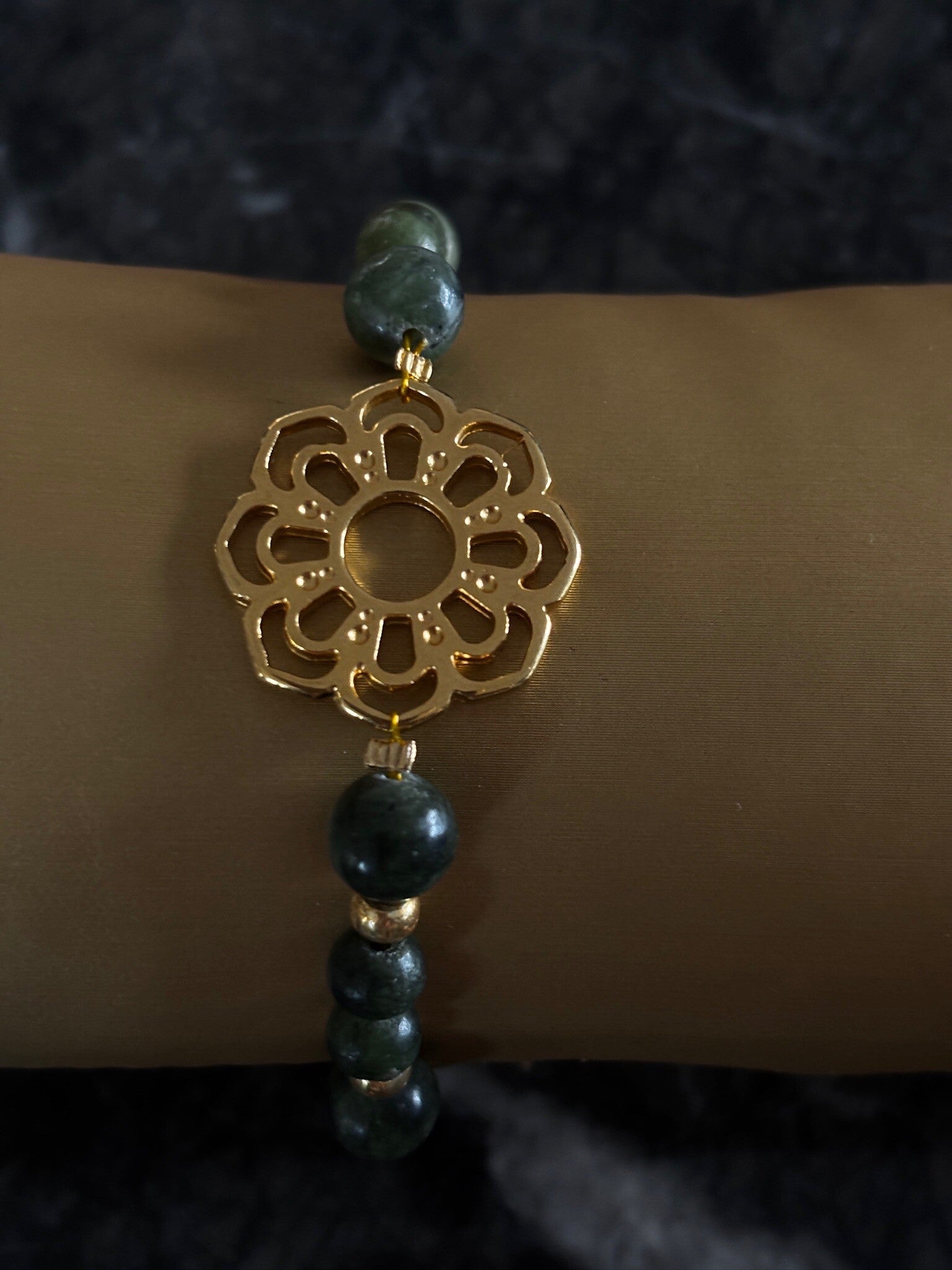 Armband gemaakt van Jade met een mooie opengewerkte bloem