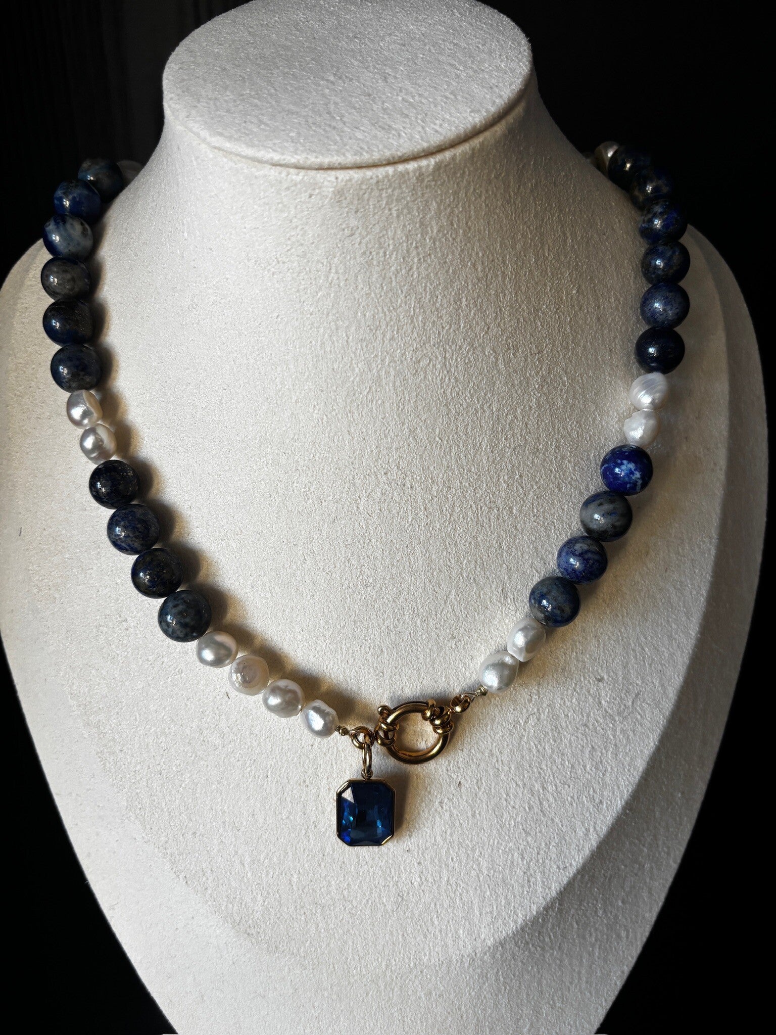 Blauwe lapis lazuli(edelsteen)ketting met witte parels en een blauwe hanger