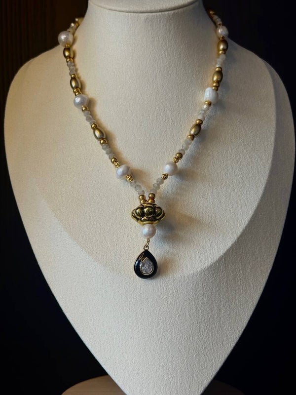 Prachtige statement ketting met zoetwaterparels, grote gouden kaal met druppel hanger.