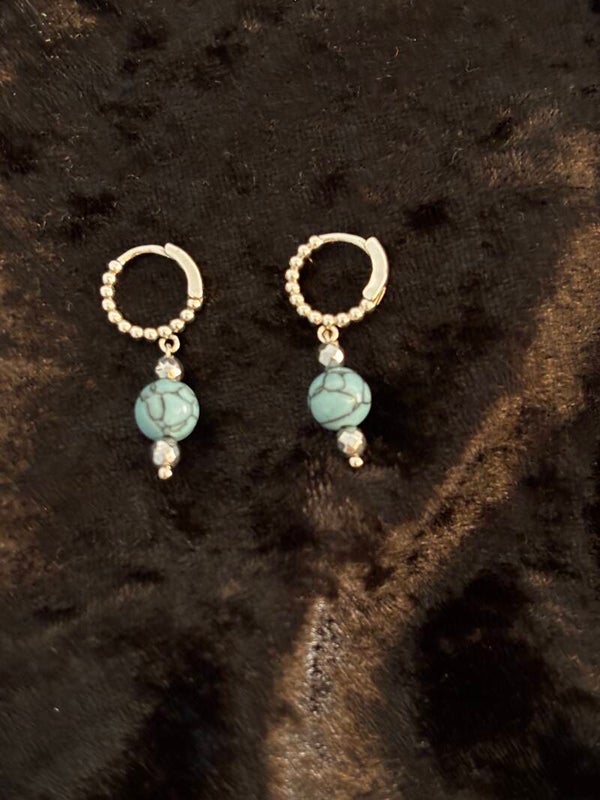 Set van howliet (edelsteen) bestaat uit Ketting, armband en oorbellen.