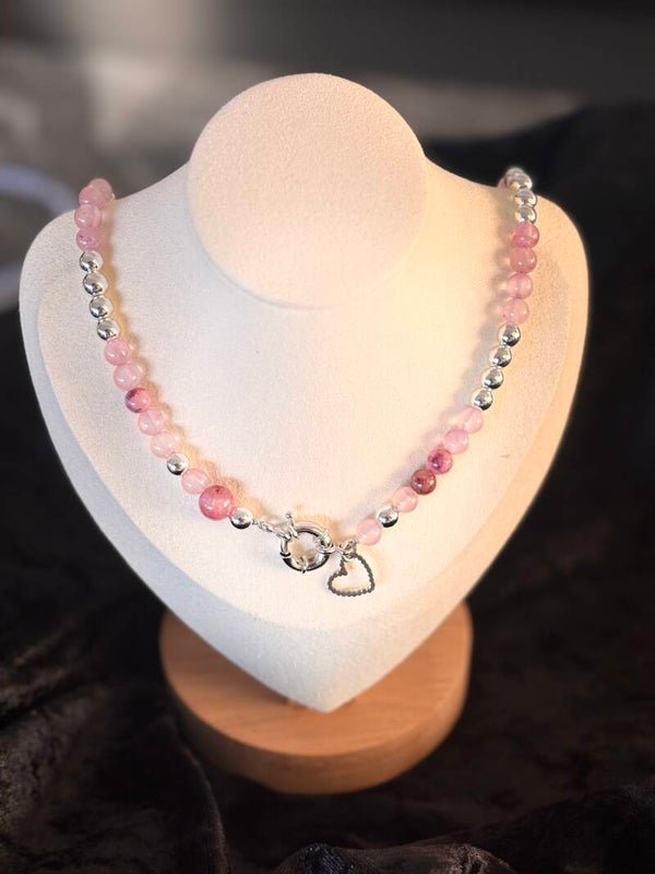 Set van de roze edelstenen; aventurijn en rozenkwarts. Deze set bestaat uit ketting, oorbellen en armband