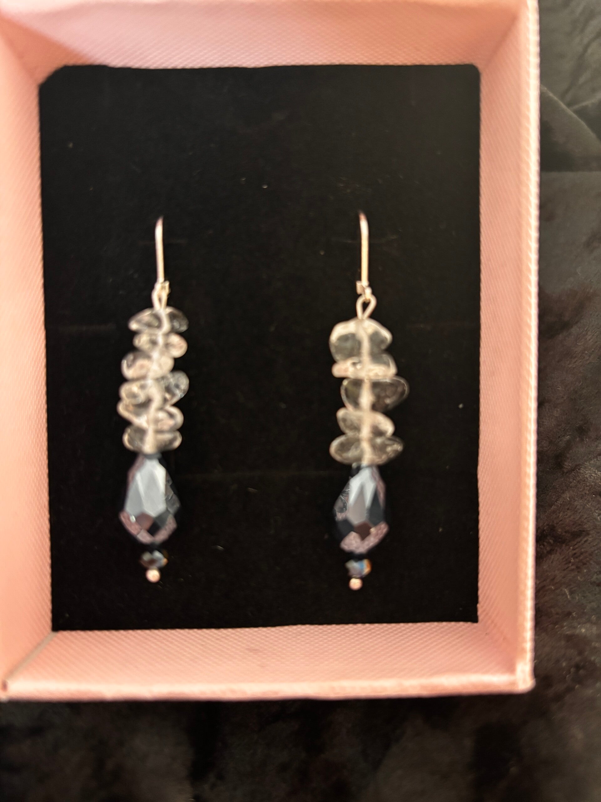 Oorbellen van prachtige facet geslepen druppelvormige kralen van donkerbruin glas en bergkristal flaks.