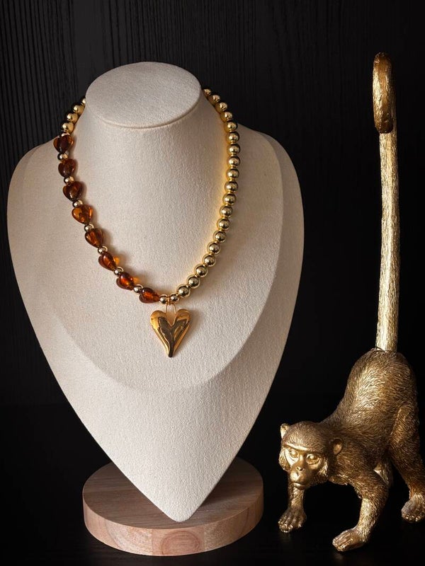 Gouden ketting met bruine hartjes en een goud groot hart