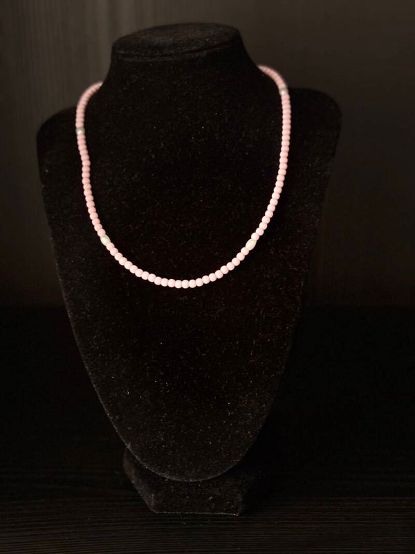 Basis ketting van kleine roze kralen en imitatie parels