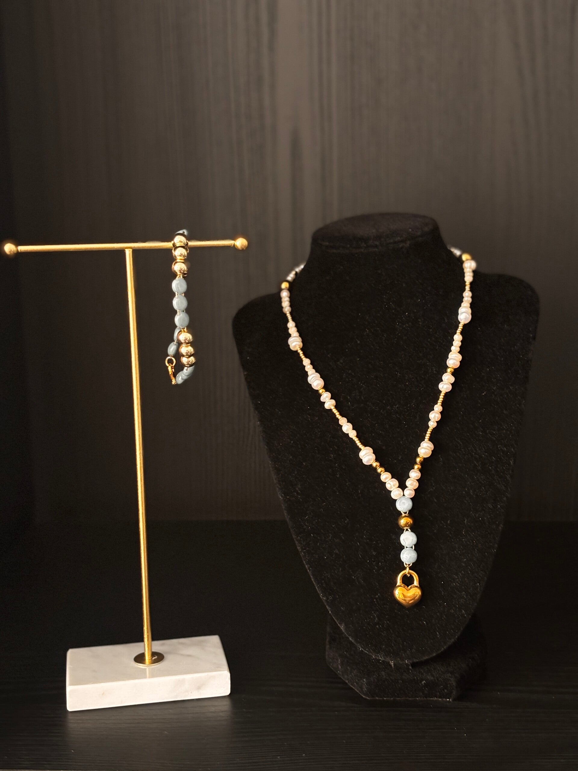 Ketting met verschillende grootte zoetwaterpareltjes en czech kralen en armband