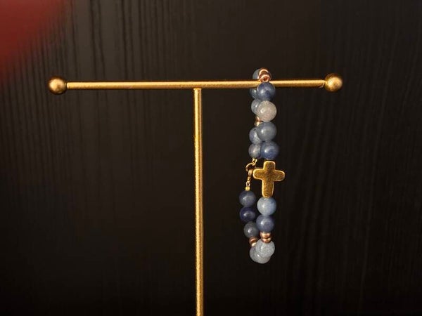 Armband van verschillende soorten blauwe aventurijn met een gouden kruisje