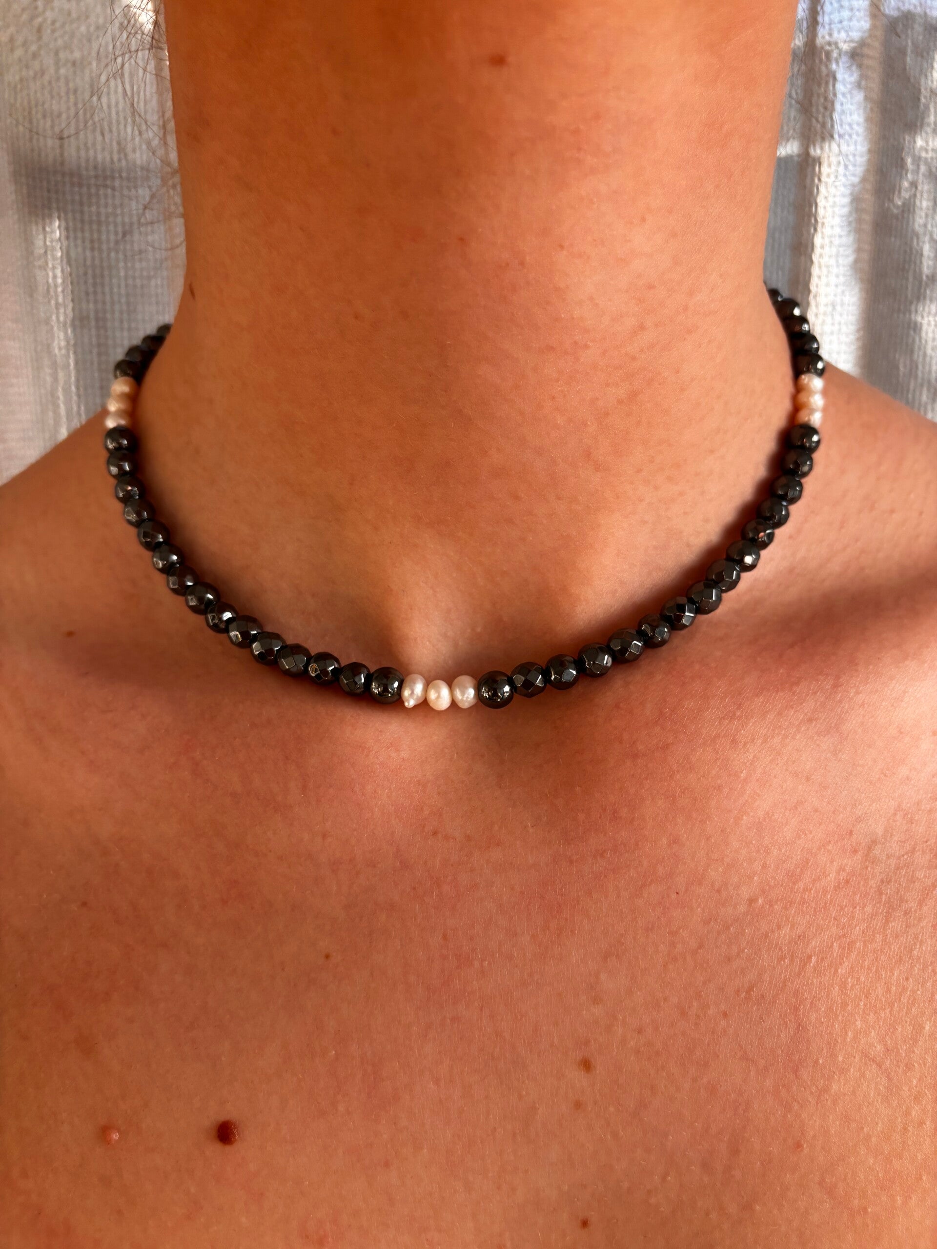 Basis ketting van Hematiet kralen rond en facet geslepen met parels