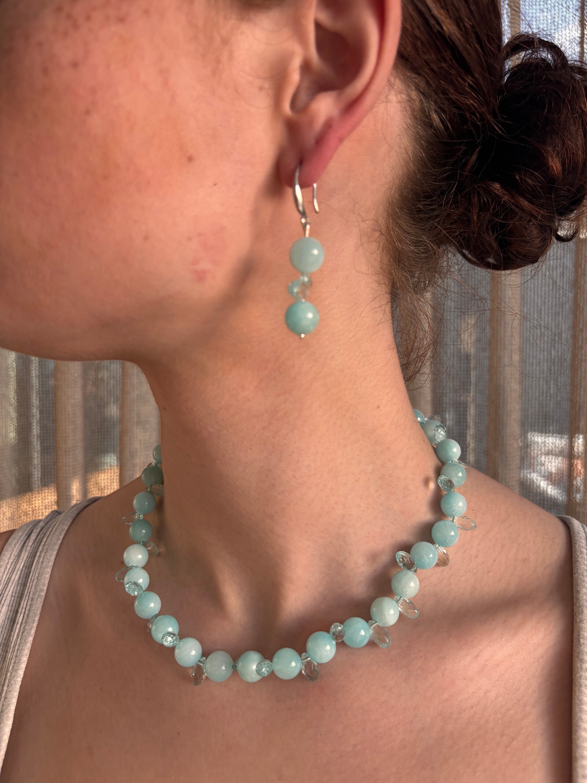 Ketting en oorbellen van jade in een lichtblauwe kleur met doorzichtige kleine kraaltjes