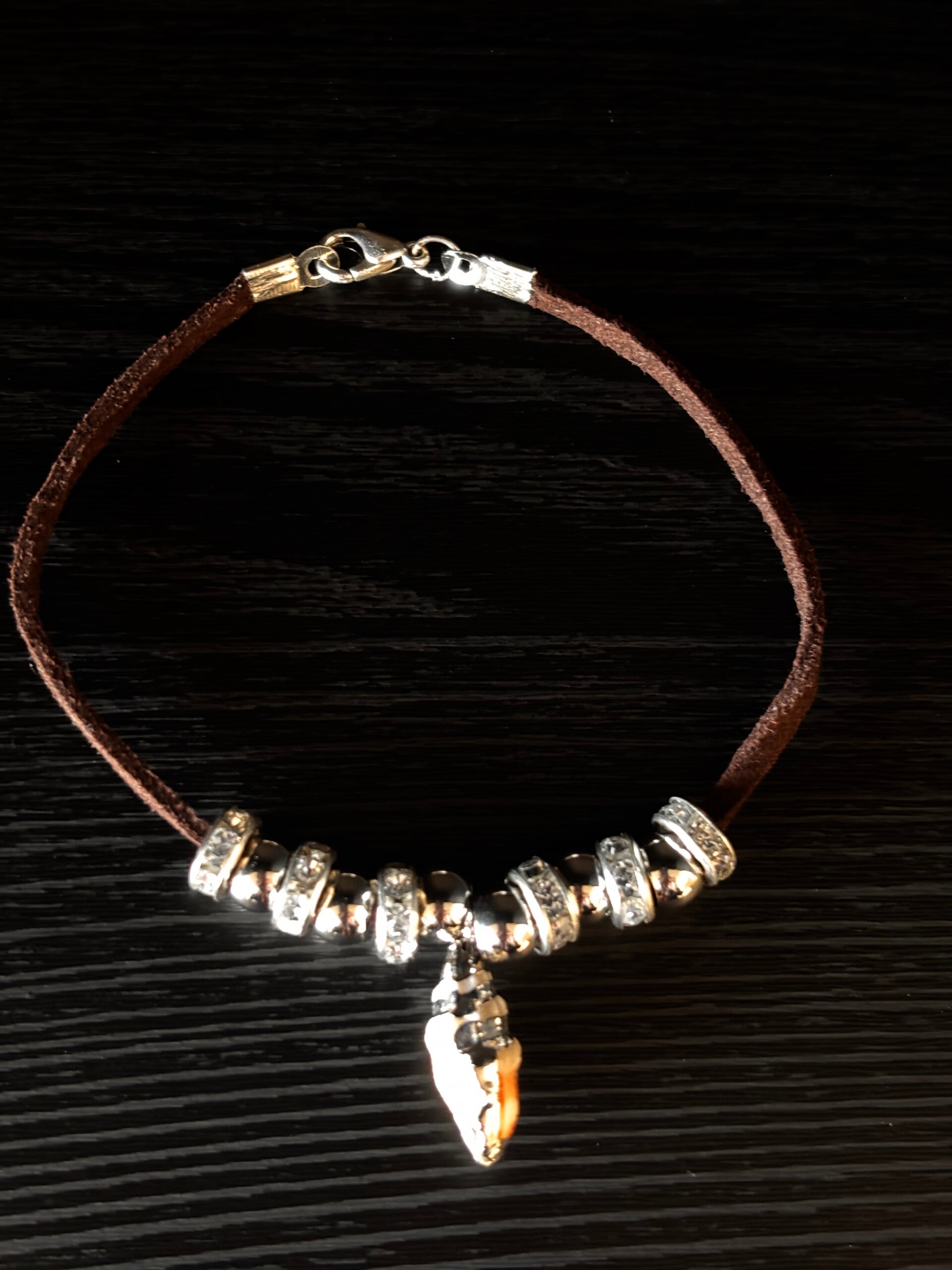 Armbandje van bruin suede met zilveren schelp en strass spacers