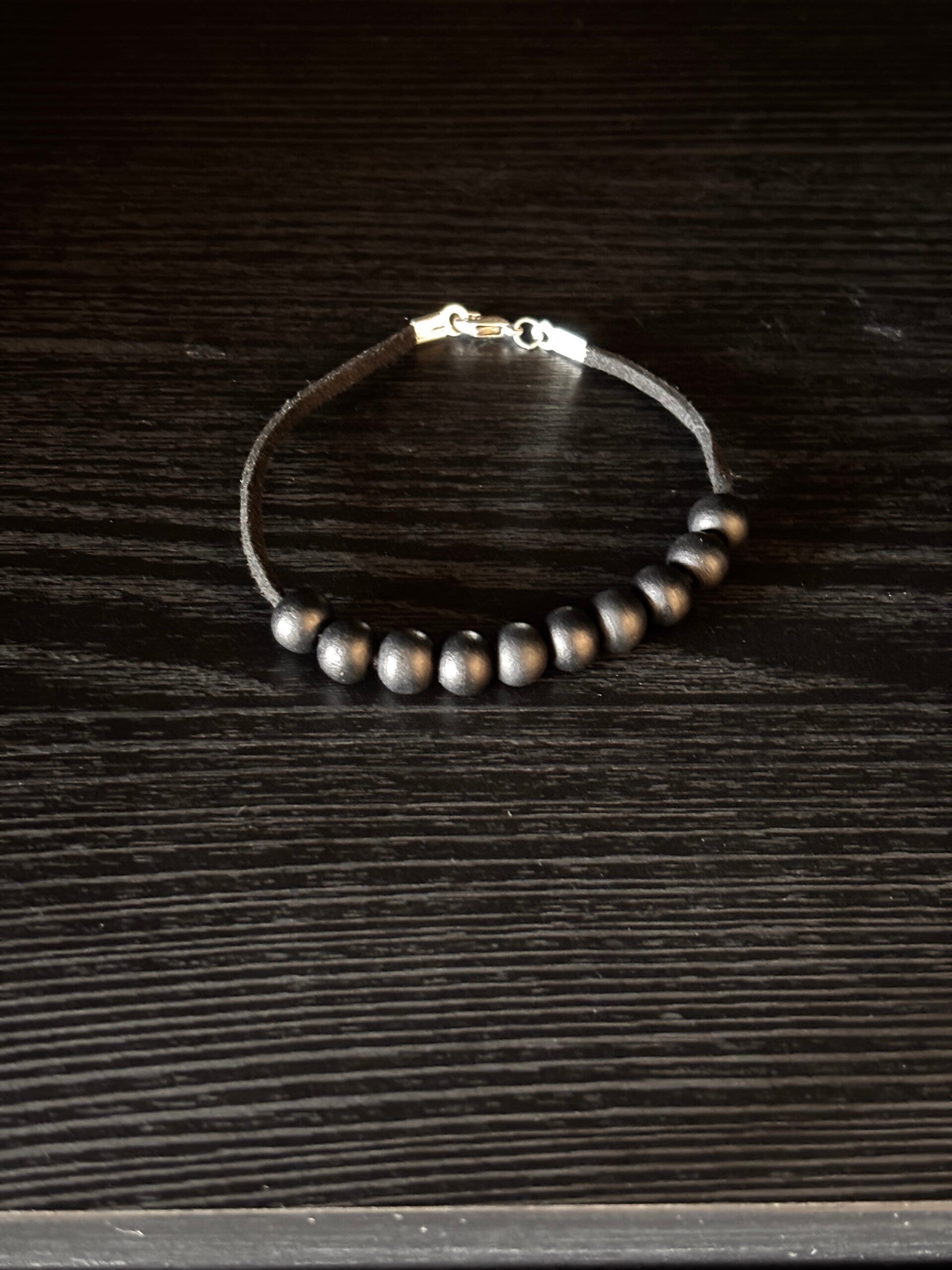 Zwart suede armbandje met zwarte kralen