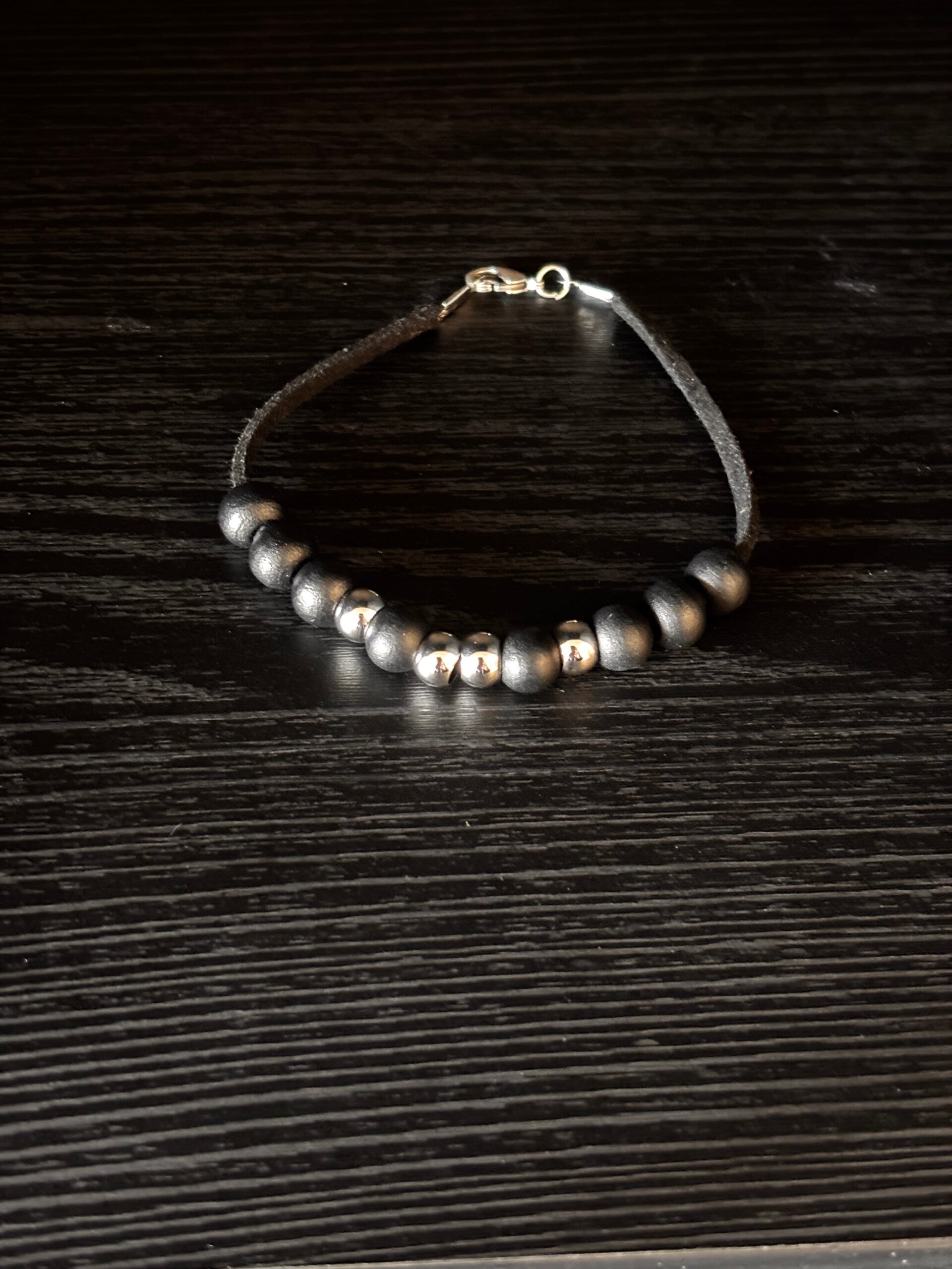 Suede koord armbandje met zwarte en zilveren kralen