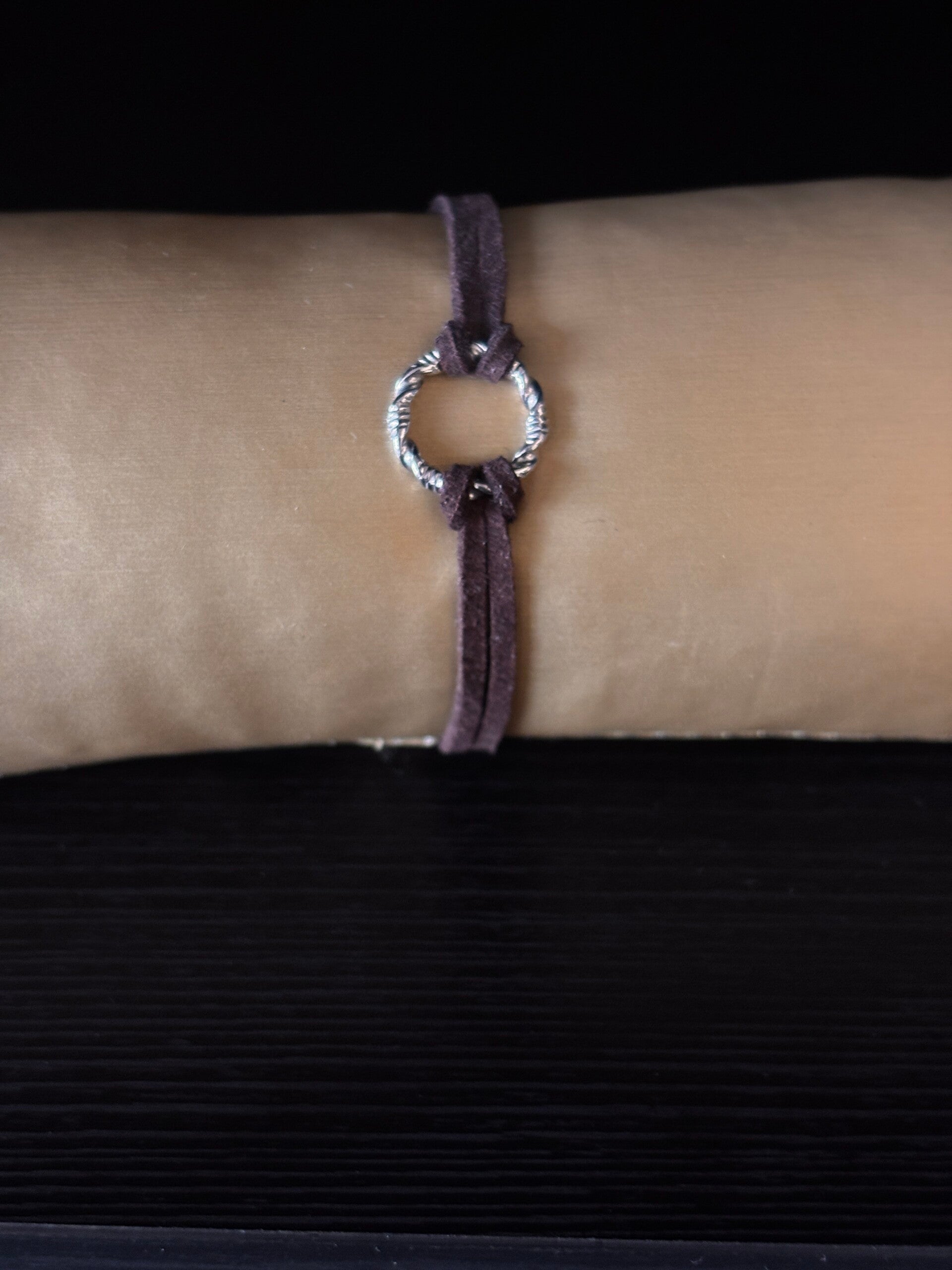 Bruin suede armbandje met bewerkte ronde cirkel