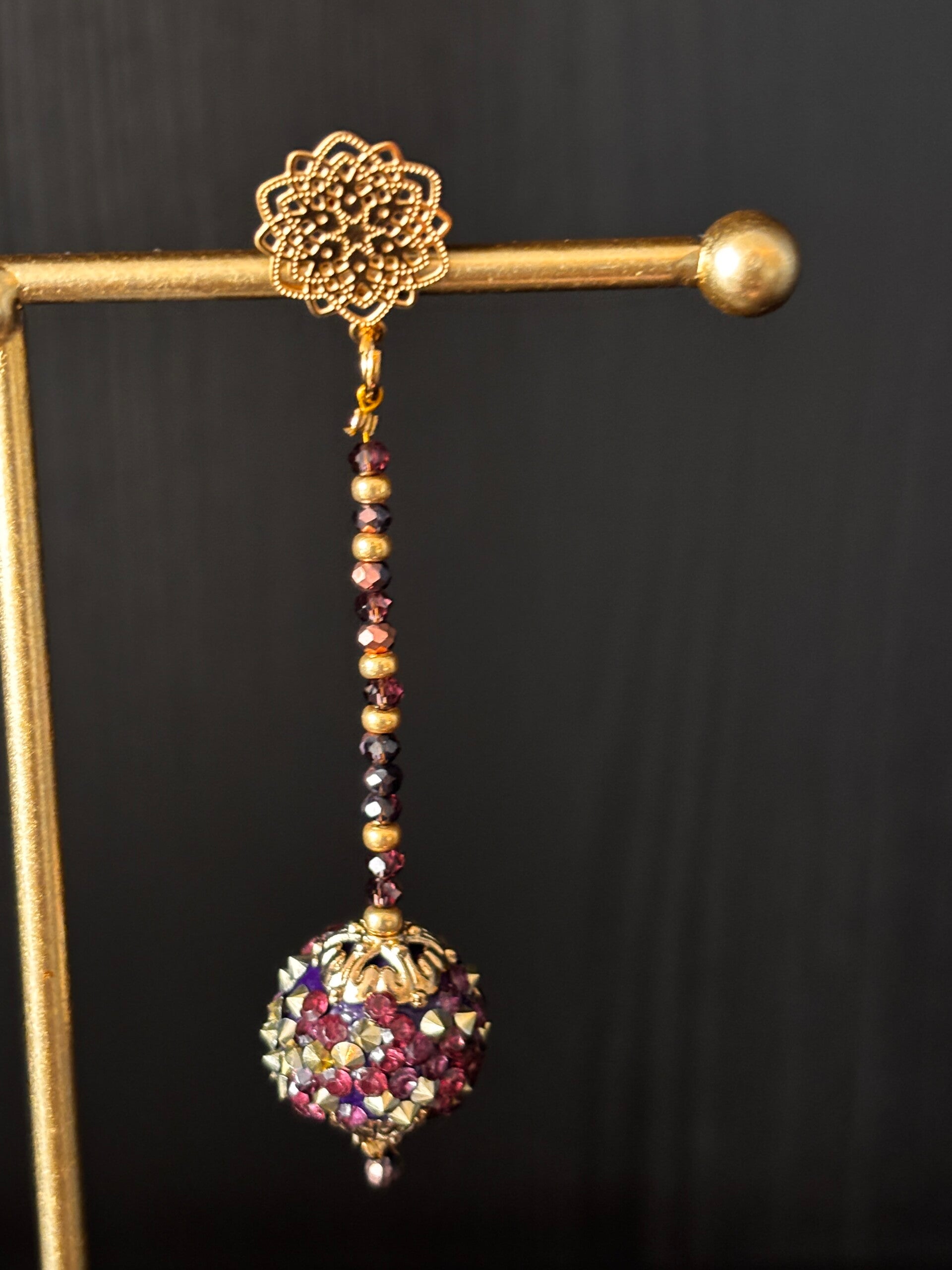 Statement oorbellen met glitterkralen paars/goud