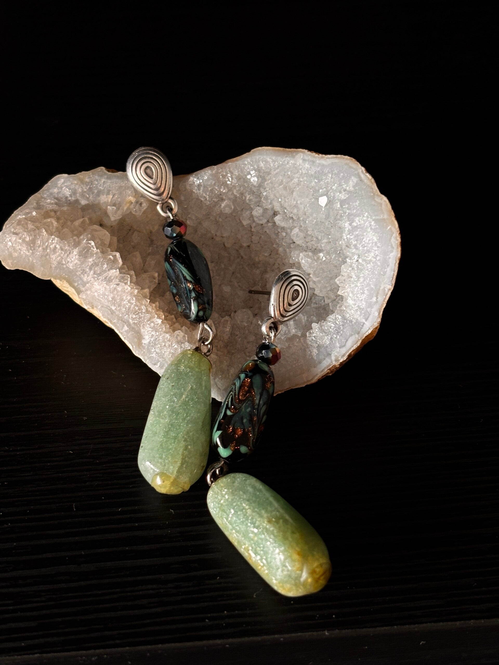 Murano glas oorbellen met groen Aventurijn.