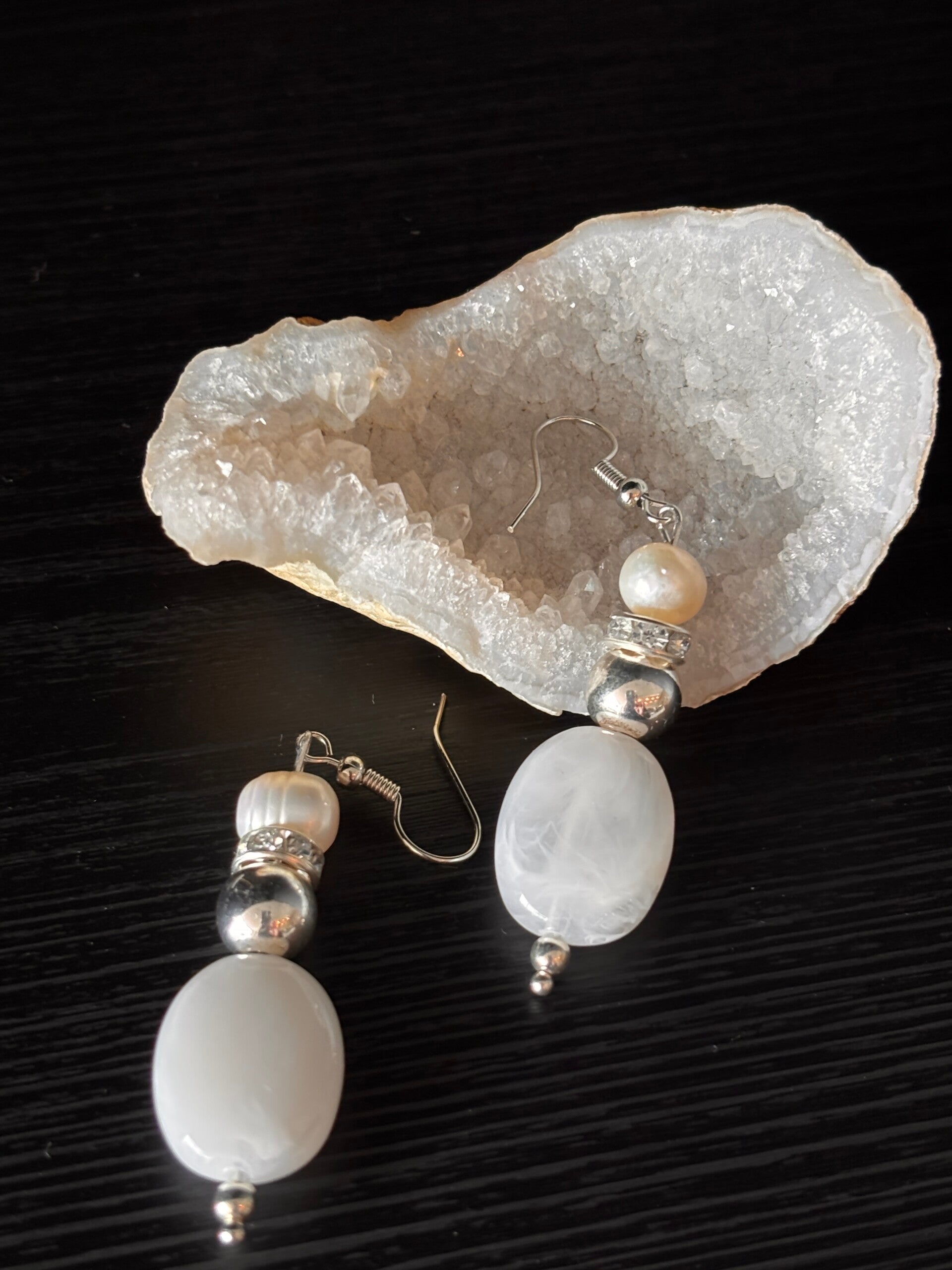 Witte oorbellen met zilvere accenten en parels