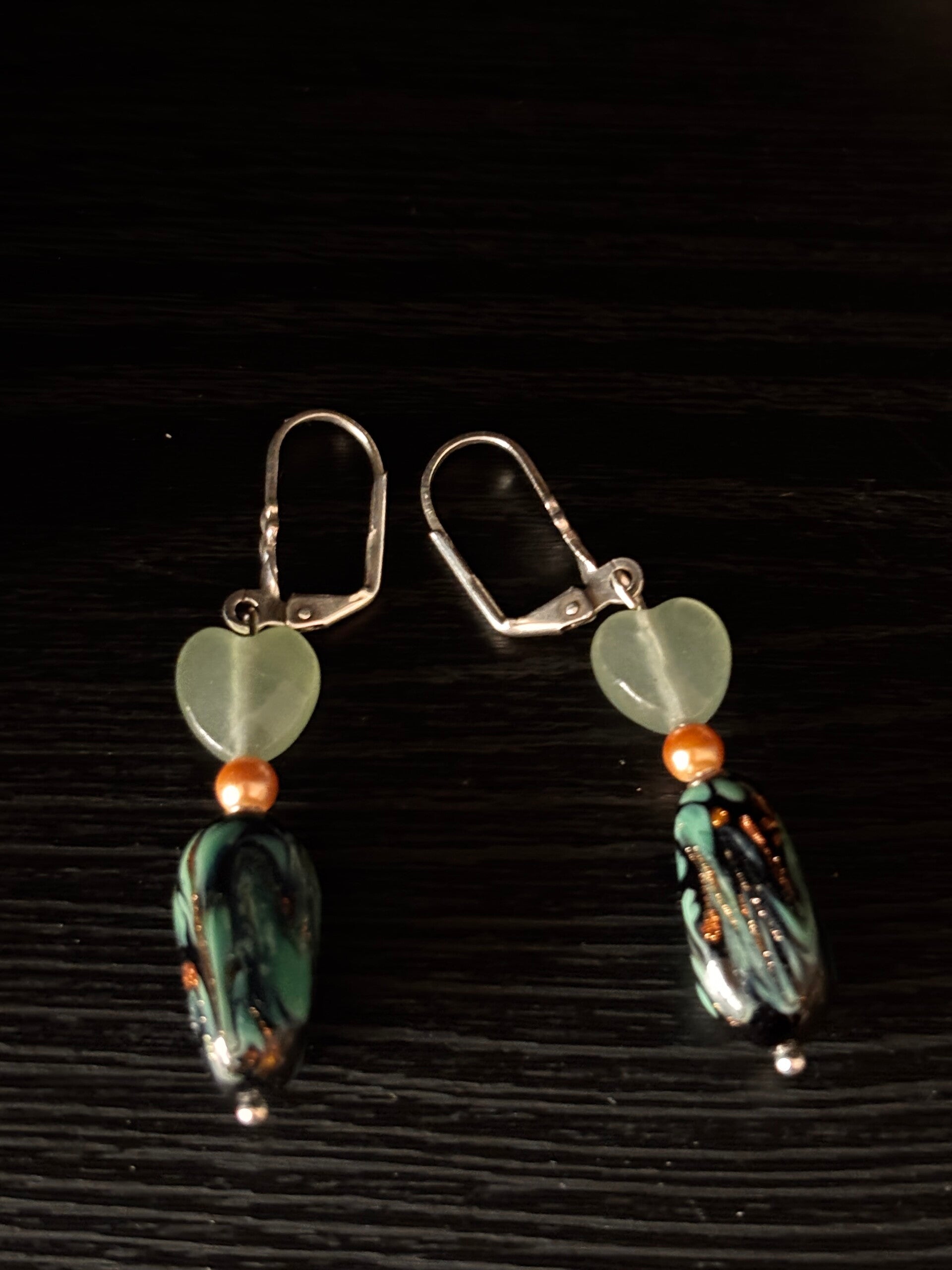 Murano glas oorbellen met een groene hartje van aventurijn