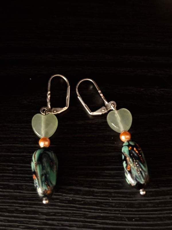 Murano glas oorbellen met een groene hartje van aventurijn