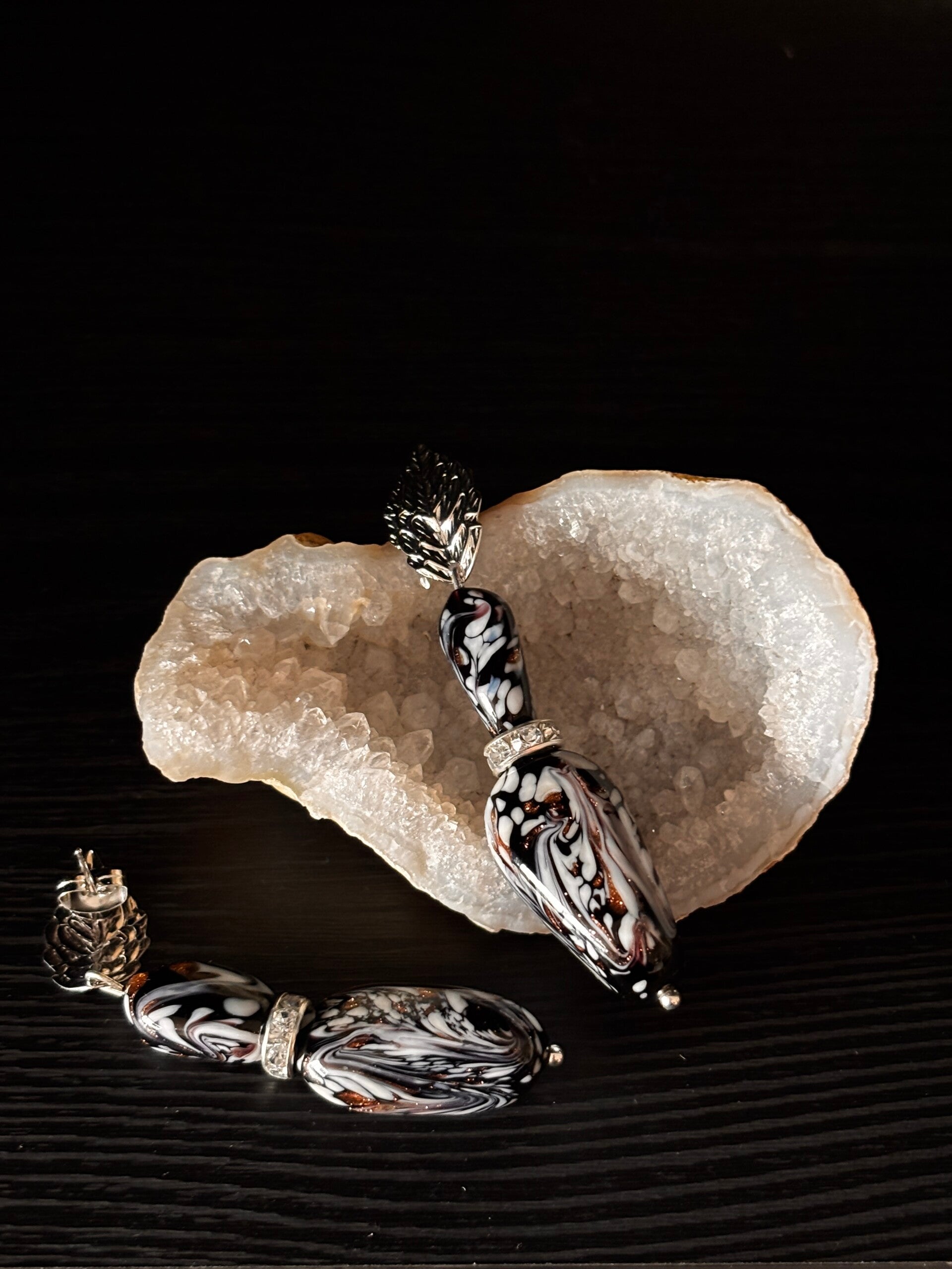 Murano glas oorbellen in Zwart/wit