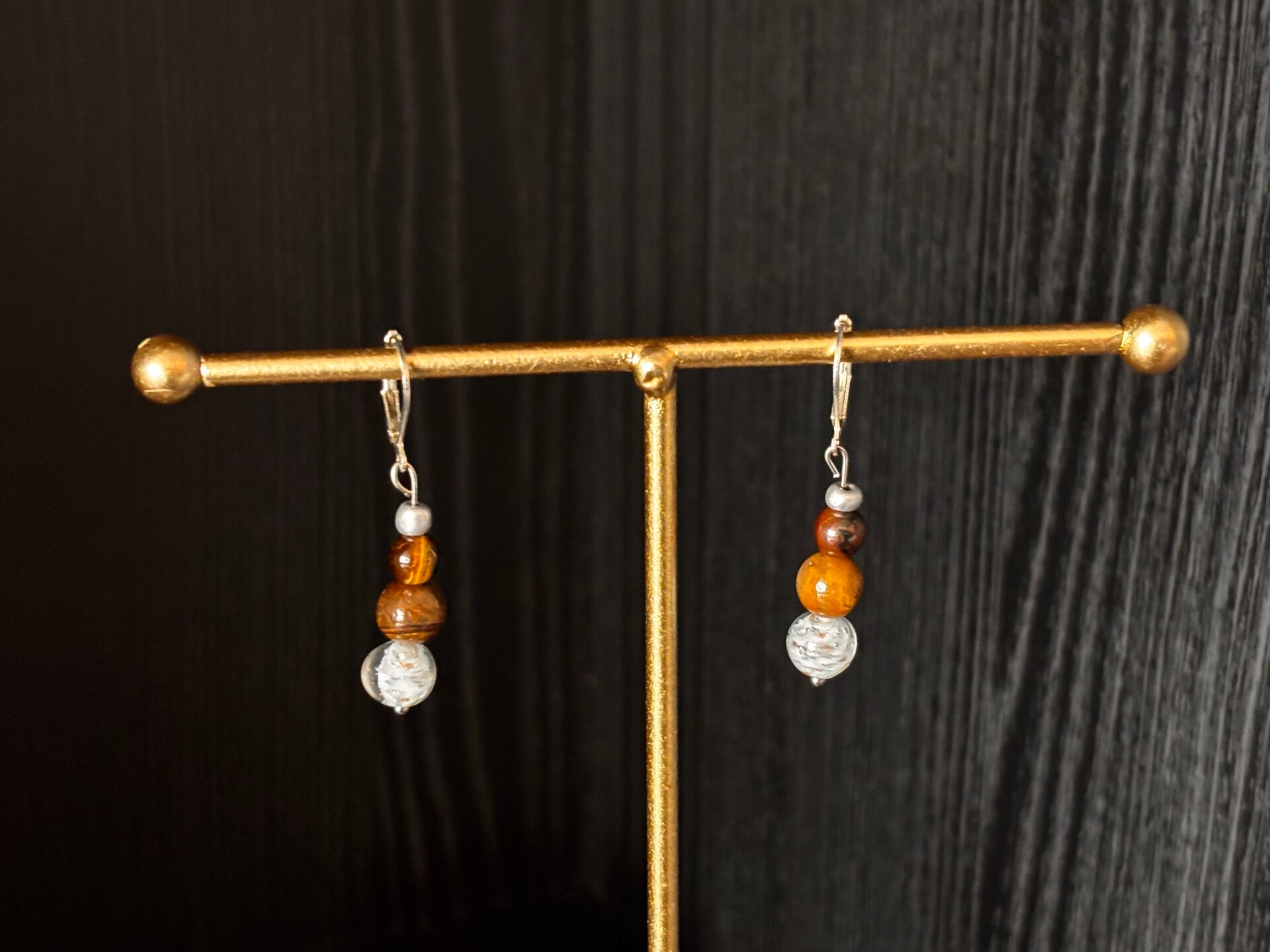 Oorbellen van Tijgeroog en Murano glas
