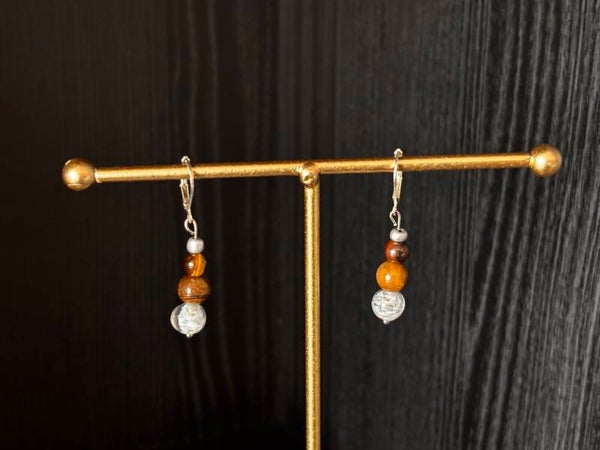 Oorbellen van Tijgeroog en Murano glas