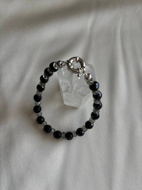 Onyx armband met grijze facetgeslepen spacers en zilveren boeislot