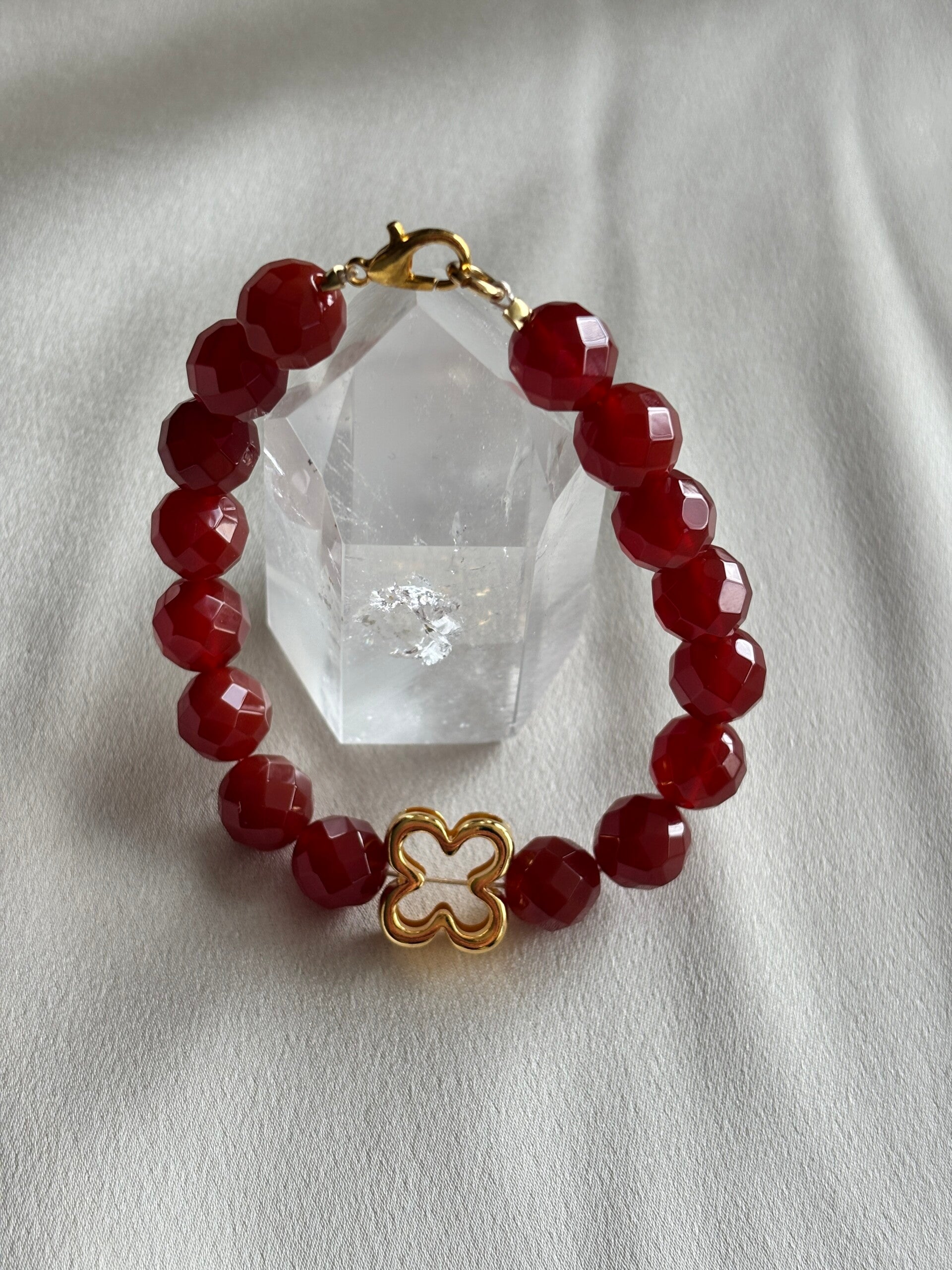Carneool armband met luxe gouden bedel