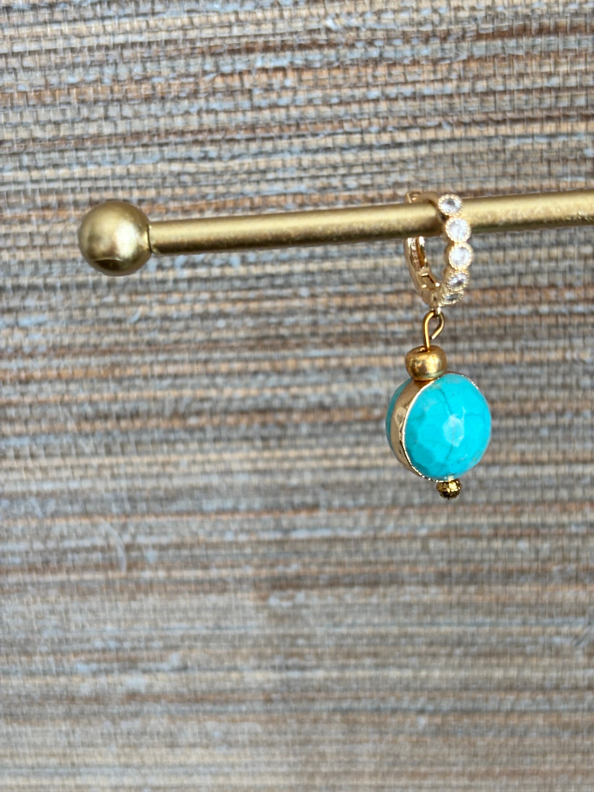 Turquoise kralen oorbellen met gouden ringen met Swarovski