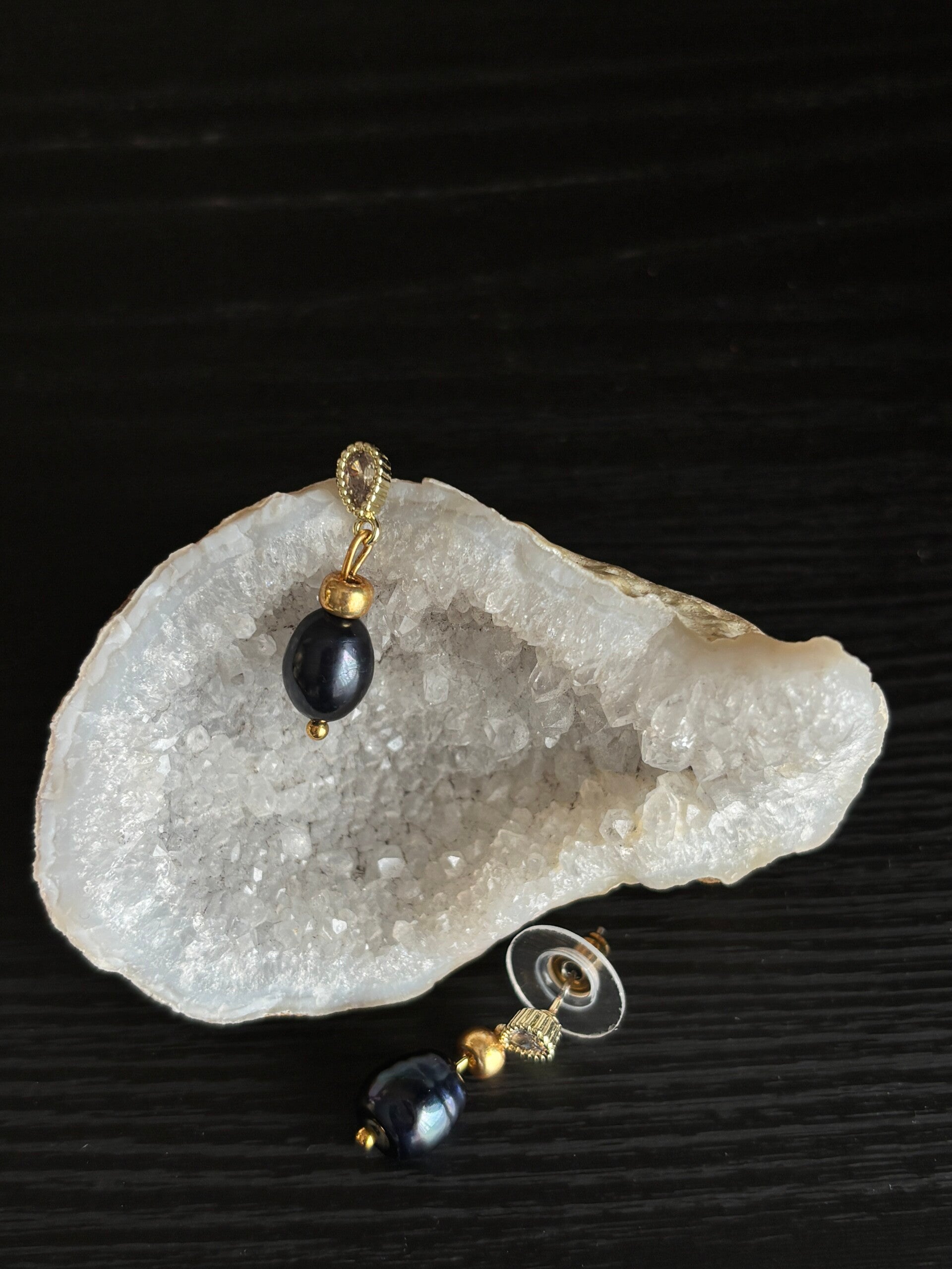 Oorbellen met een zwart parel en strass steker