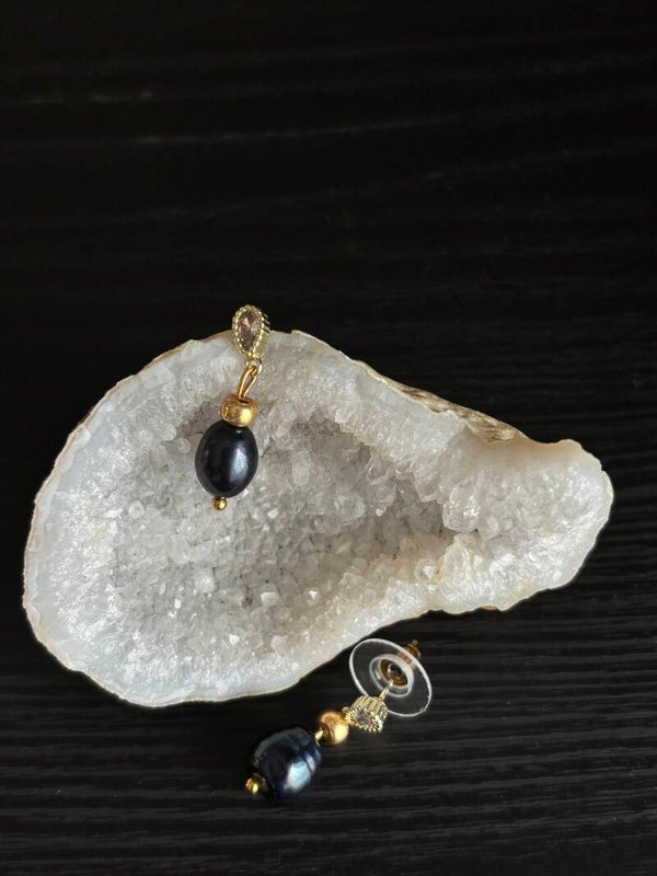 Oorbellen met een zwart parel en strass steker