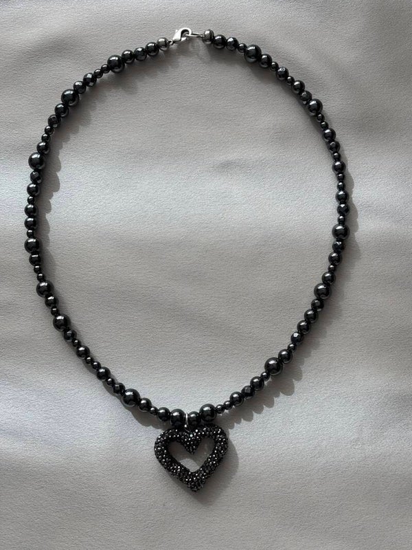 Zwart/grijs hematiet (edelsteen) ketting met een groot hart met zwarte strass steentjes.