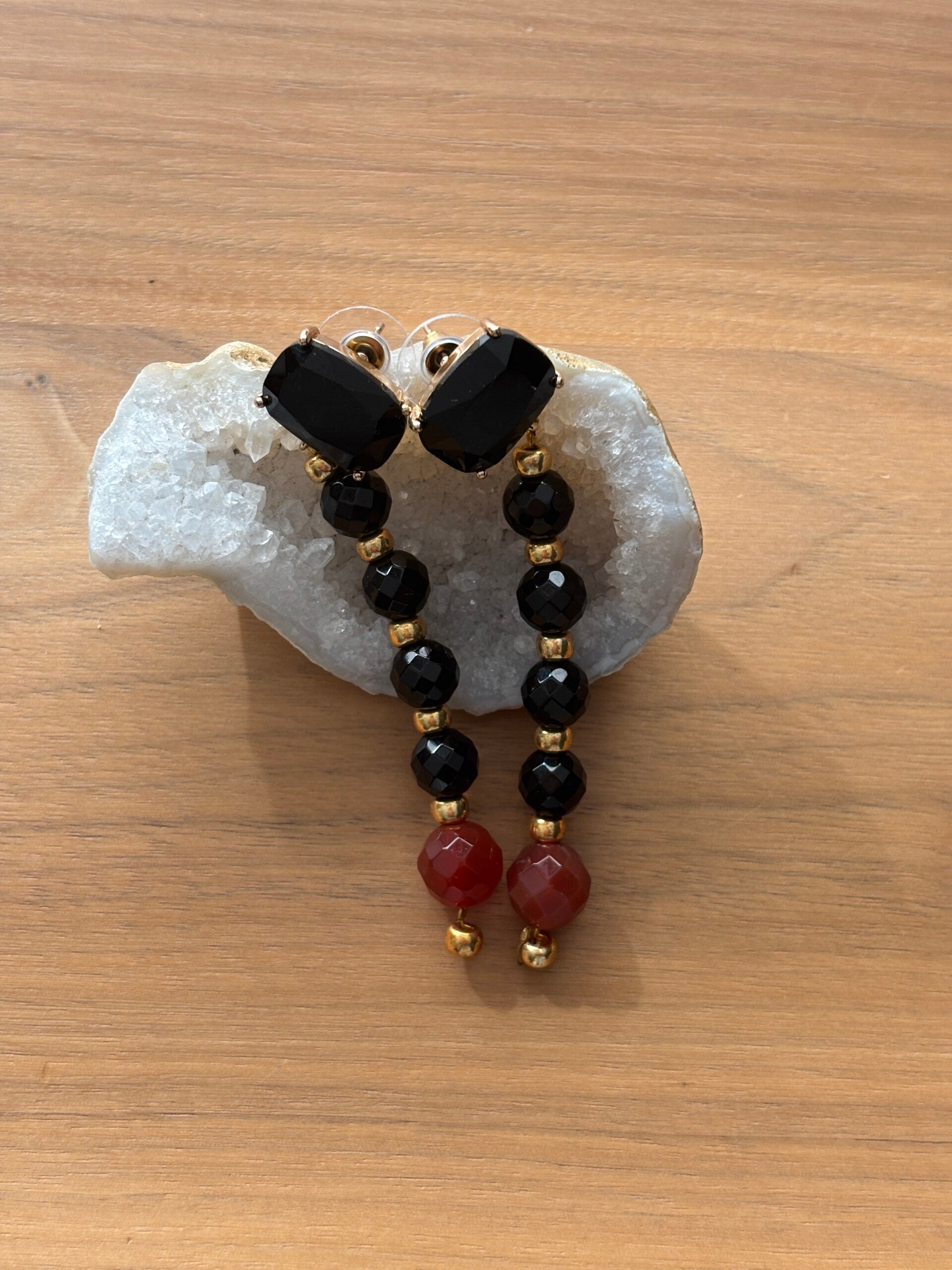 Luxe zwarte onyx oorbellen met rood/oranje Carneool kraal met 18k gouden kleine kraal.      n myouki